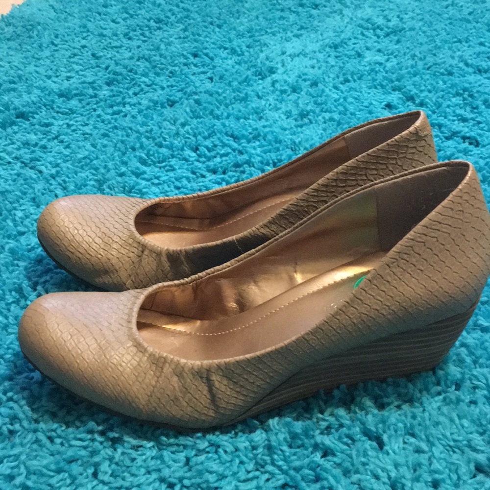 BCBG wedge